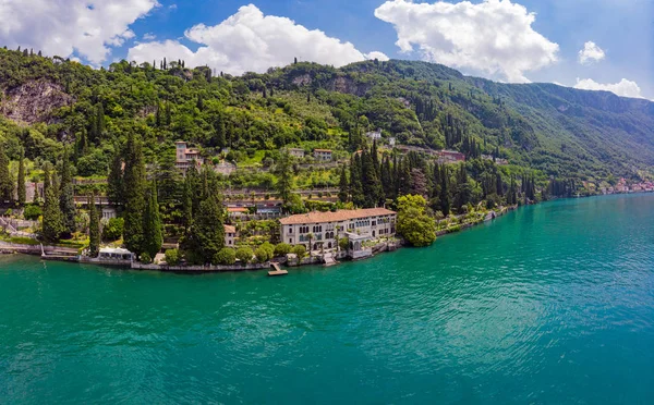Como gölü kıyısında Varenna ünlü eski İtalya kasabasına drone beautifull havadan panoramik görünümü. Güneşli yaz gününde villa Monastero manzara, yeşil tepeler, dağlar ve şehir için yüksek üst görünümü — Stok fotoğraf