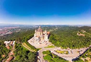 Güneşli yaz gününde Superga drone Bazilikası ünlü Beautifull havadan panoramik görünümü. İtalyan Alpleri dağlarında tepenin üstünde bulunan katedral kilisesi. Torino, Piedmont, İtalya