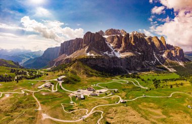 Dolomiti görkemli Sella dağ grubu ile Pass Gardena harika alp manzara ve çayırdrone havadan üst görünümü. Alpler, Güney Tirol, Dolomites dağları, passo di Val Gardena, İtalya
