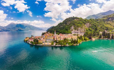 Como gölü kıyısında ünlü eski İtalya şehir - Varenna için drone Beautifull havadan panoramik görünümü. Güneşli yaz gününde yeşil tepeler, dağlar ve şehir ile Su manzara yüksek üst görünümü.