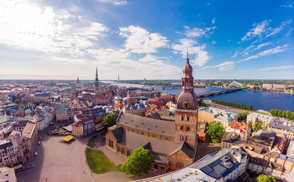 Hermosa vista panorámica aérea desde el dron En soleado día de verano al centro histirico de Riga y muelle del río Daugava. Monumento famoso - Catedral de la Cúpula de la Ciudad y Monumento a la Ciudad Vieja. Letonia, Europa . — Foto de Stock