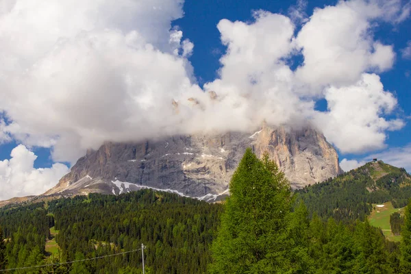 Vista superior colorida para a montanha Sassolungo nas nuvens em um dia ensolarado de verão de Passo Sella di val Gardena Dolomites, Tirol do Sul, alto adige, Itália. Langkofel nos Alpes Dolomiti acima de Pass Pordoi — Fotografia de Stock