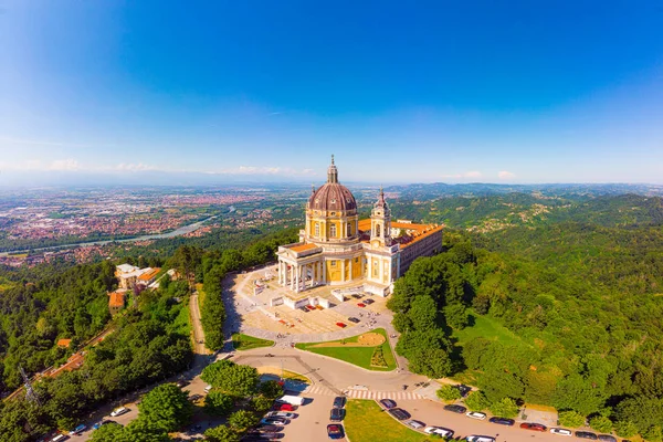 Güneşli yaz gününde Superga drone Bazilikası ünlü Beautifull havadan panoramik görünümü. İtalyan Alpleri dağlarında tepenin üstünde bulunan katedral kilisesi. Torino, Piedmont, İtalya