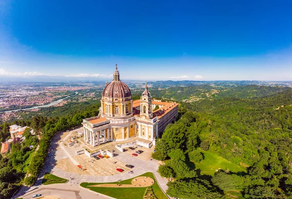 Güneşli yaz gününde Superga drone Bazilikası ünlü Beautifull havadan panoramik görünümü. İtalyan Alpleri dağlarında tepenin üstünde bulunan katedral kilisesi. Torino, Piedmont, İtalya