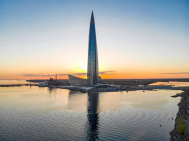 Saint Petersburg, Rusya - 16 Nisan 2019: Kamu, iş kompleksi Lakhta merkezi, Gökdelen Gazprom genel merkezi. Finlandiya Körfezi. Gün batımında mavi gökyüzünü temizleyin. Sudaki yansıma. En iyi görüntü hava drone