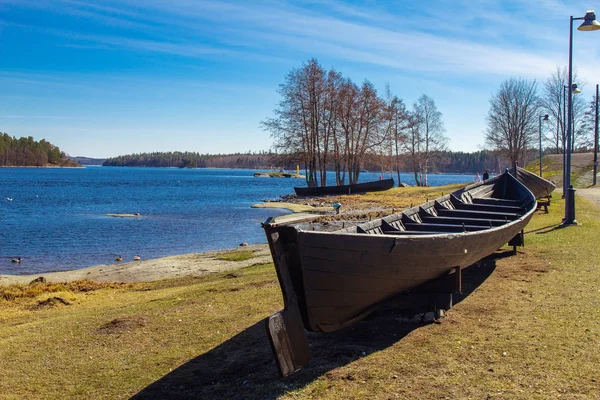 Finlandia. Savonlinna. Savonia Meridional: exhibe barco antiguo en el lago en primavera día soleado cerca del Lago Saimaa Naturaleza y Museo Centro Riihisaari y fortaleza de Olavinlinna - Olofsborg . — Foto de Stock