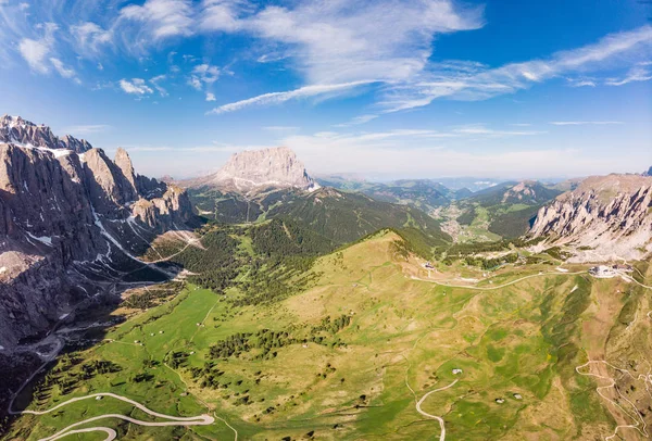 Vista aérea superior do drone para a maravilhosa paisagem alpina e prados no Pass Gardena com majestoso grupo de montanha Sella em Dolomiti. Alpes, Tirol do Sul, Dolomitas, passo di Val Gardena, Itália — Fotografia de Stock