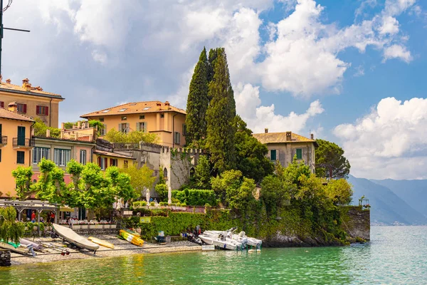 Menaggio ve Bellagio ile ünlü şehir bağlayan limanda rahat restoran, otel ve gemi ile Varenna antik kenti renkli görünümü. Como Gölü Kıyısı, Lombardiya, İtalya, Avrupa. — Stok fotoğraf