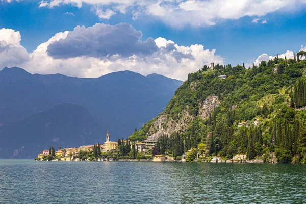 Menaggio ve Bellagio ile ünlü şehir bağlayan limanda rahat restoran, otel ve gemi ile Varenna antik kenti renkli görünümü. Como Gölü Kıyısı, Lombardiya, İtalya, Avrupa. — Stok fotoğraf