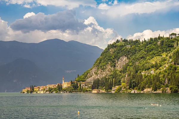 Menaggio ve Bellagio ile ünlü şehir bağlayan limanda rahat restoran, otel ve gemi ile Varenna antik kenti renkli görünümü. Como Gölü Kıyısı, Lombardiya, İtalya, Avrupa. — Stok fotoğraf