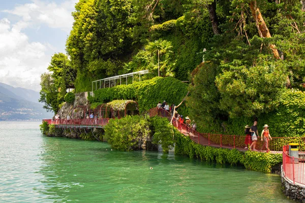 Kuzey İtalya'da Como Gölü kenarında Varenna tarihi kenti doğru giden sahilde Aşıklar Kırmızı bahçe kemer Walk. Güneşli yaz gününde wisteria çiçekleri ile dekore edilmiş Yol manzarası. Lombardiya — Stok fotoğraf