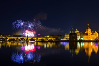 Charles Köprüsü ve Vltava Nehri üzerinde renkli havai fişek üzerinde güzel manzara. Prag tarihi merkezi. Çek Cumhuriyeti 2018 yeni yıl.