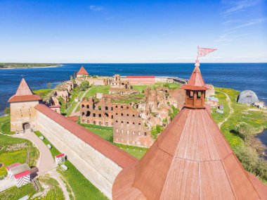 Avrupa. Rusya, Leningrad bölgesi, St. Petersburg havacılık panoramik manzaralı Oreshek Kalesi Ladoga Gölü 'ndeki adadaki antik Rus kalesi güneşli yaz gününde