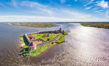 Avrupa. Rusya, Leningrad bölgesi, St. Petersburg havacılık panoramik manzaralı Oreshek Kalesi Ladoga Gölü 'ndeki adadaki antik Rus kalesi güneşli yaz gününde