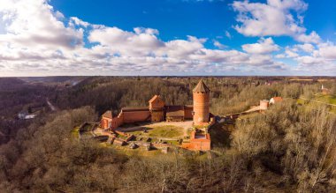 Turaida Kalesi 'nin ortasında, bulutlu bir yaz günü Sigulda, Letonya' da, Gauja Nehri üzerinde hava manzarası..