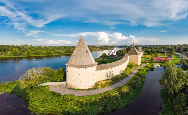 Günbatımında Staraya Ladoga 'daki ünlü ortaçağ kalesinin hava panoramik görüntüsü. Güneşli bir yaz gününde Volkhov Nehri 'ndeki antik Rus tarihi kalesi. Avrupa, Rusya, Leningrad bölgesi, St. Petersburg.