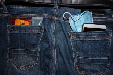 Yeni Normal konsept, pasaport ve maske Kot pantolonun arka cebinde,