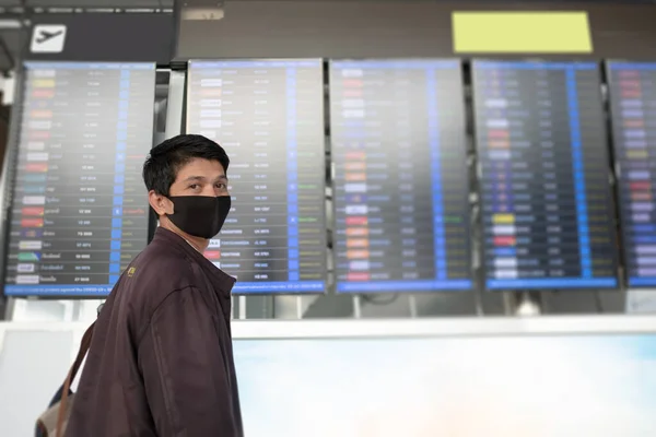 Thailand Flygplatsen Business Man Bär Skyddande Mask Corona Virus Avstånd — Stockfoto