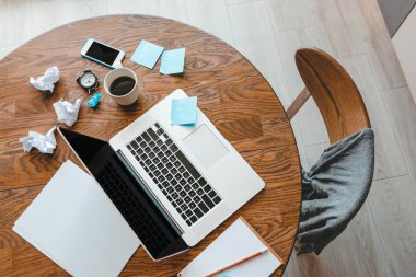 Ofis İşyeri dizüstü bilgisayar, kahve fincanı ve ahşap masa üstünde smartphone