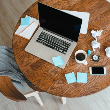 Ofis İşyeri dizüstü bilgisayar, kahve fincanı ve ahşap masa üstünde smartphone