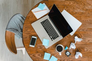 Ofis İşyeri dizüstü bilgisayar, kahve fincanı ve ahşap masa üstünde smartphone