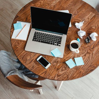 Ofis İşyeri dizüstü bilgisayar, kahve fincanı ve ahşap masa üstünde smartphone