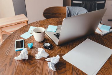 Ofis İşyeri dizüstü bilgisayar, kahve fincanı ve ahşap masa üstünde smartphone