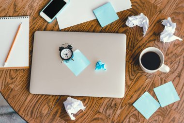Ofis İşyeri dizüstü bilgisayar, kahve fincanı ve ahşap masa, en iyi görüş Smartphone'da