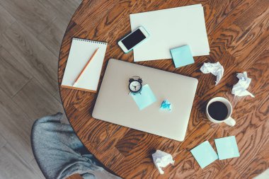 Ofis İşyeri dizüstü bilgisayar, kahve fincanı ve ahşap masa, en iyi görüş Smartphone'da