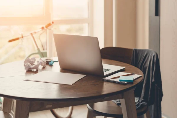 Ofis İşyeri dizüstü bilgisayar, kahve fincanı ve ahşap masa üstünde smartphone
