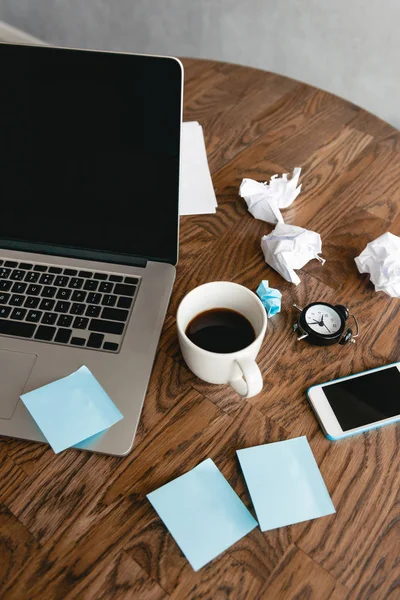 Ofis İşyeri dizüstü bilgisayar, kahve fincanı ve ahşap masa üstünde smartphone
