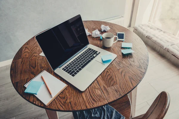 Ofis İşyeri dizüstü bilgisayar, kahve fincanı ve ahşap masa üstünde smartphone