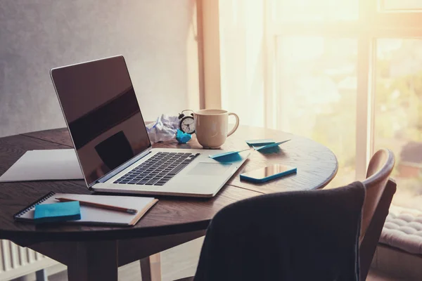 Ofis İşyeri dizüstü bilgisayar, kahve fincanı ve ahşap masa üstünde smartphone