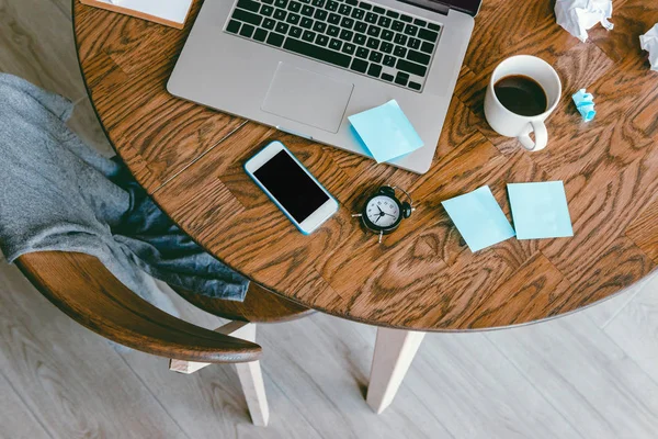 Lieu Travail Bureau Avec Ordinateur Portable Horloge Tasse Café Smartphone — Photo