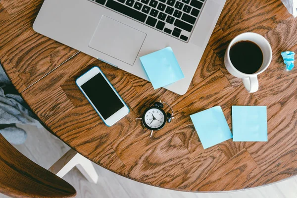 Lieu Travail Bureau Avec Ordinateur Portable Horloge Tasse Café Smartphone — Photo