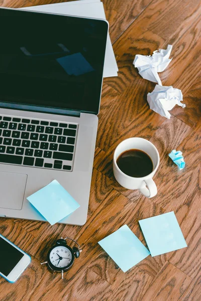 Lieu Travail Bureau Avec Ordinateur Portable Horloge Tasse Café Smartphone — Photo