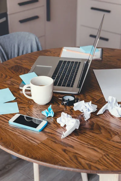 Ofis İşyeri dizüstü bilgisayar, kahve fincanı ve ahşap masa üstünde smartphone