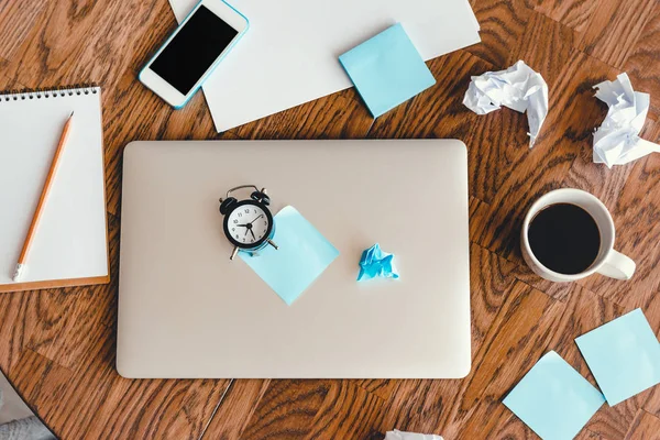 Office Workplace Laptop Coffee Cup Smartphone Wood Table Top View — Stock Photo, Image