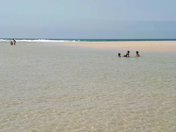Niños Jugando Piscina Natural Playa Boca Rio Carnota Galicia Forman — Foto de Stock