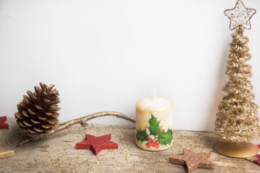 Noel dekorasyon ahşap ve beyaz arka plan üzerinde. Selam için alan