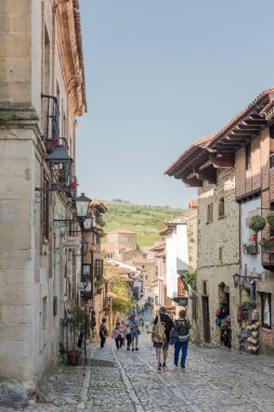 Santillana Del Mar, İspanya - 21 Mayıs 2018: Tipik mimari Santillana del Mar, Cantabria, İspanya tarihi Komünü yoIda.