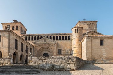 Bir ünlü dini Santillana del Mar, Cantabria, İspanya tarihi bir şehir bina Colegiata,