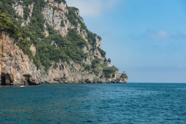 Fener in kıyı kasaba, denizden görülen Santona, Cantabria, içinde belgili tanımlık at.