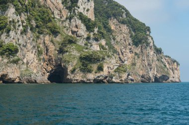 Fener in kıyı kasaba, denizden görülen Santona, Cantabria, içinde belgili tanımlık at.