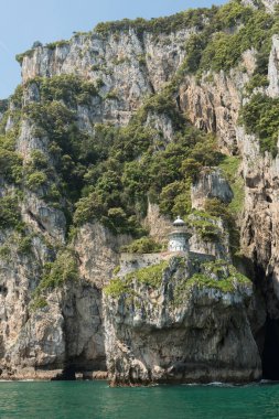 Fener in kıyı kasaba, denizden görülen Santona, Cantabria, içinde belgili tanımlık at.