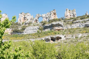 Orbaneja del Castillo, güzel köy Burgos, İspanya, bir şelale tarafından geçti ve meraklı şekillerle karstik kayalara dizi çevrili.