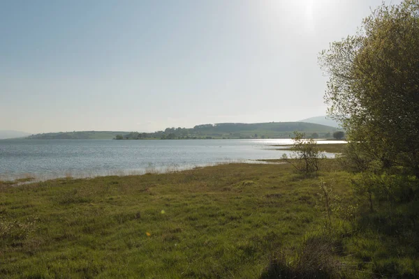 Güzel manzara Ebro depo, Cantabria, İspanya.