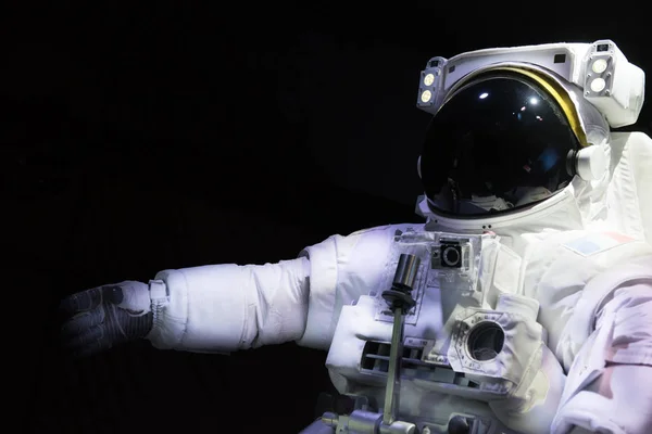 Jednolita przestrzeń astronauta z czarnym glas na kask — Zdjęcie stockowe