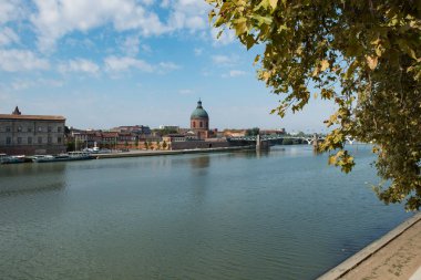Saint Pierre Köprüsü Garonne Nehri ve Hospit üzerinden geçer