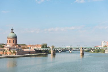 Saint Pierre Köprüsü Garonne Nehri ve Hospit üzerinden geçer